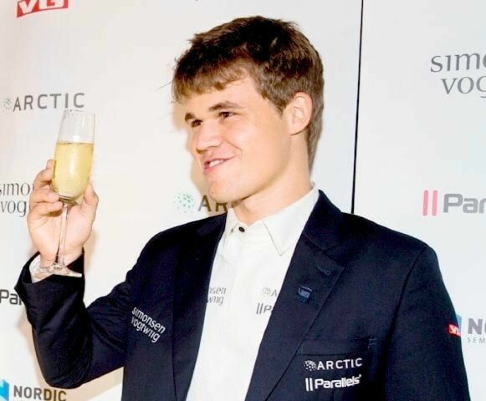 Magnus Carlsen skåler for VM-tittel. FOTO: ERLEND AAS/NTB SCANPIX