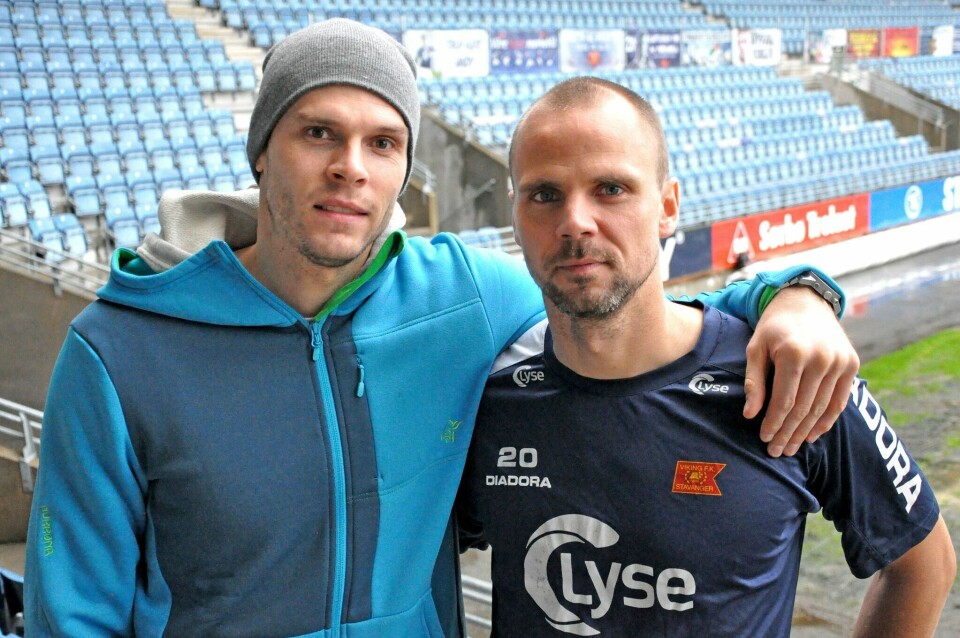 Rune Jarstein (t.v.) takker Indridi Sigurdsson for fine år i Viking. - «Indy» er en god venn. Han tok meg godt imot da jeg kom til klubben, sier Jarstein til RA. Her er duoen på Viking stadion i går.