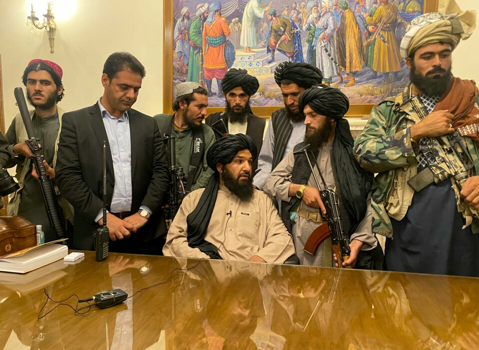 Taliban sjokkerte verden da de tok kontroll over Afghanistans hovedstad, Kabul, søndag. – Forhåpentligvis er de voksne nok til å si «la oss fortsette med diskusjoner», sier forsker Arne Strand ved Chr. Michelsens institutt. Taliban-krigere tok seg søndag inn i presidentpalasset i Afghanistan. Foto: Zabi Karimi / AP / NTB