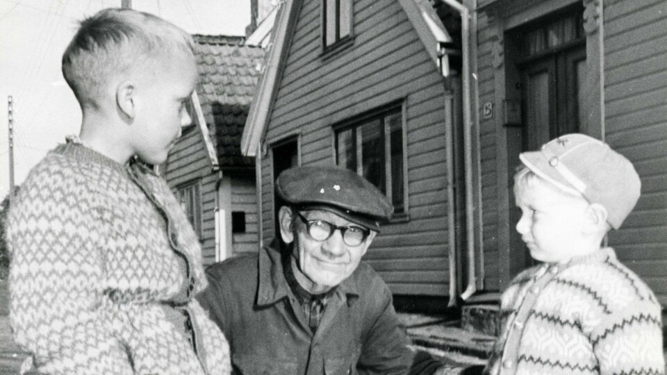 Lars Lende var kjent for sine ponnier, sin saksofon og utgivelse av diverse aviser. Ikke minst var han engasjert i barn og ungdoms ve og vel. Lars Lende var kjent for sine ponnier, sin saksofon og utgivelse av diverse aviser. Ikke minst var han engasjert i barn og ungdoms ve og vel.