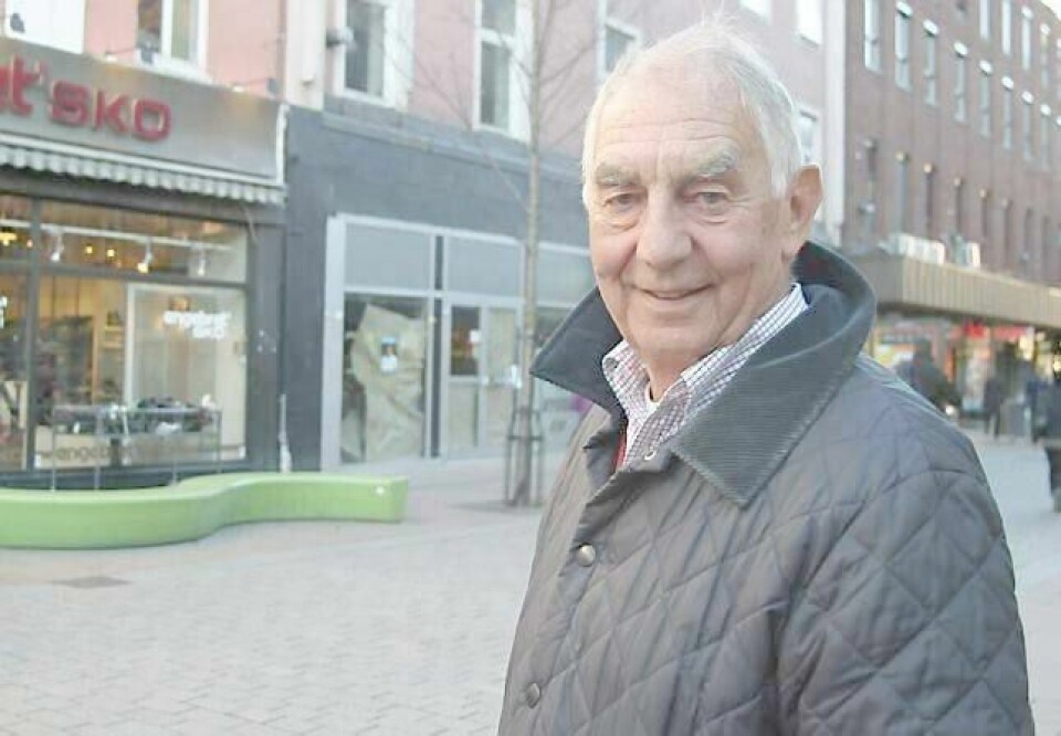Høyres gruppeleder Johan Baumann (79) forsikrer om at barn og gamle prioriteres foran alt annet, når Drammen kommune lager sine budsjetter. Selv er han ikke redd for å bli gammel i Drammen. FOTO: PERNILLE VESTENGEN