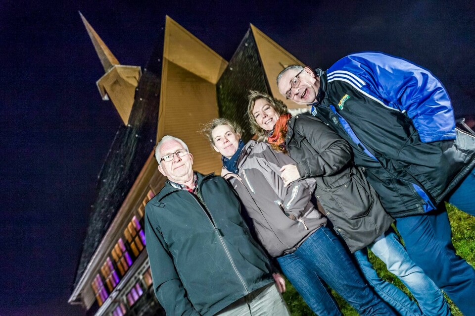 Denne gjengen har en finger med i det meste som skjer i Julebygda. Fra venstre: Olav Folkvord, Heidi Støtland, Siv Grete Lea og Sven Gabriel «Gabbi» Ims foran det flotte kapellet.