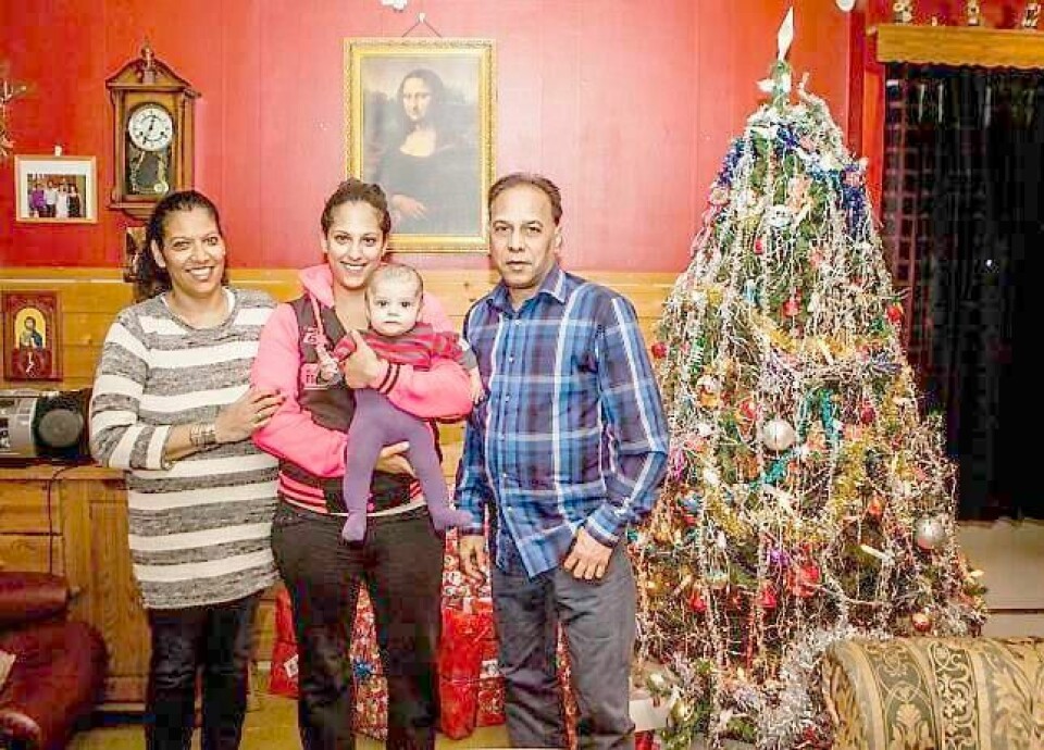 Flesteparten av gavene under det bugnende juletreet, er til fem måneder gamle Caspian, avslører f.v. Ramona Dias, Natasha Dias, Caspian Dias Bjerke og Ravinder Sharma Kumar.