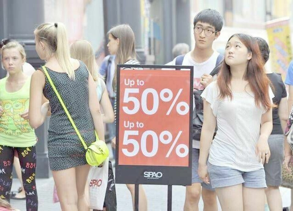 Nordkoreanske flyktninger drar fra et av verdens fattigste land, og møtes i sør av en sterk økonomi og en annen livsstil. Her fra et av shoppingstrøkene i Seoul. FOTO: NTB SCANPIX