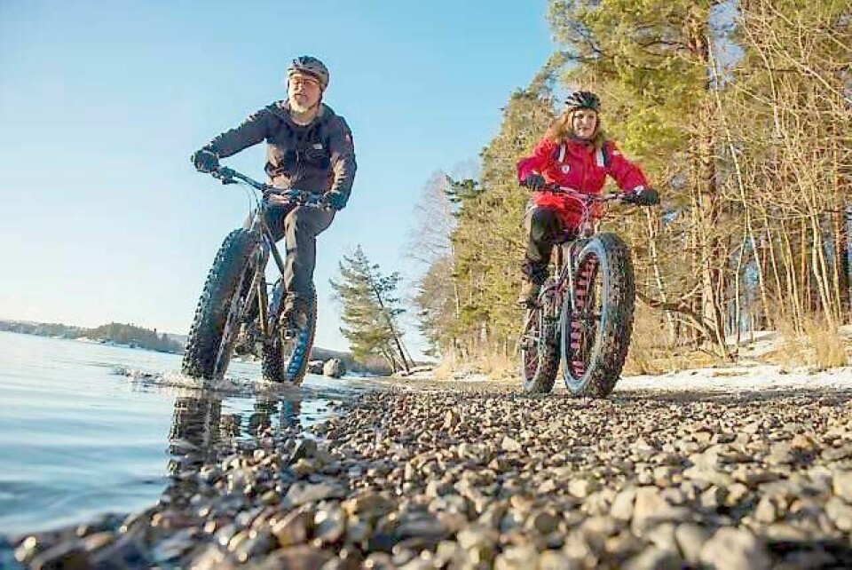 Finn og Hege Haug-Omre er blant dem som har fått sansen for fatbike. Denne søndagsturen gikk langs vannet. FOTO: FREDRIK VARFJELL / NTB SCANPIX