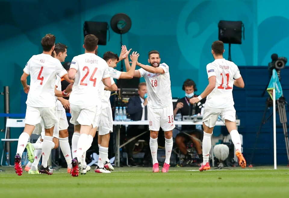Jordi Alba (i midten) feirer med lagkamerater etter å ha hjulpet Spania opp i tidlig ledelse mot Sveits i fredagens EM-kvartfinale i St. Petersburg. Jordi Alba (i midten) feirer med lagkamerater etter å ha hjulpet Spania opp i tidlig ledelse mot Sveits i fredagens EM-kvartfinale i St. Petersburg. Foto: Maxim Sjemetov / AP / NTB