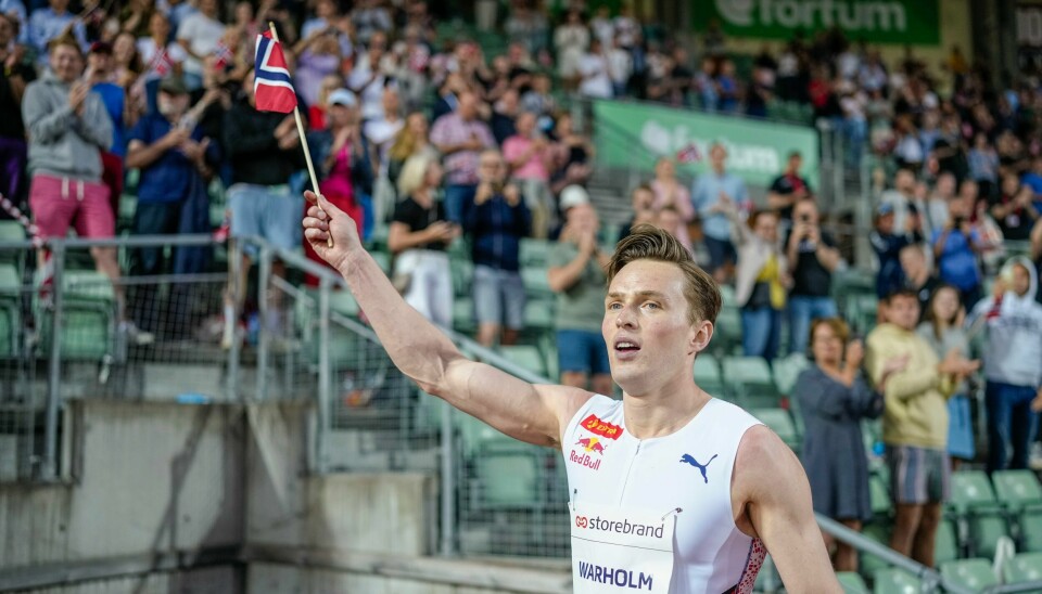 Karsten Warholm feirer med publikum etter å ha satte verdensrekord i Bislett Games' siste øvelse. Karsten Warholm feirer med publikum etter å ha satte verdensrekord i Bislett Games' siste øvelse. Foto: Fredrik Hagen / NTB