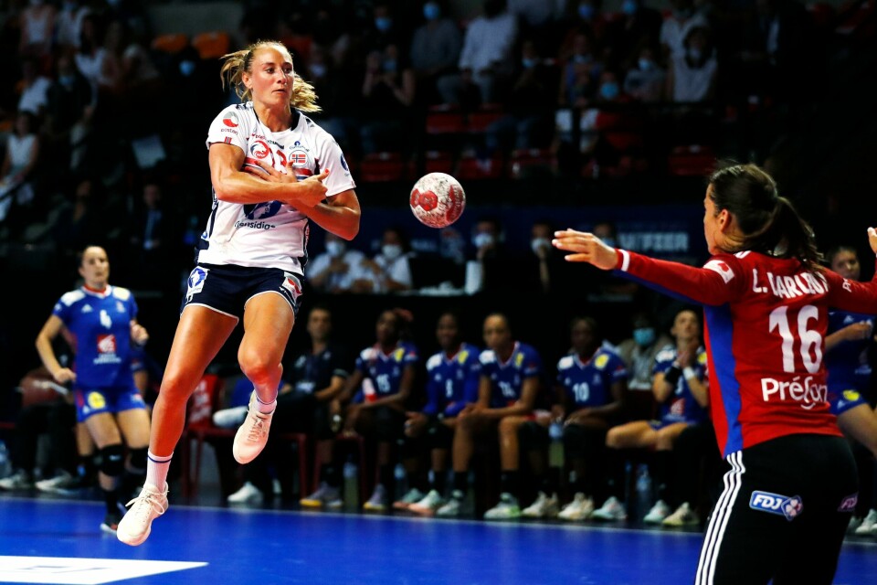 Camilla Herrem i aksjon mot Frankrike i Bayonne søndag kveld. Camilla Herrem ble Norges toppscorer med seks mål mot Frankrike. Foto: Stéphane Pillaud / NTB