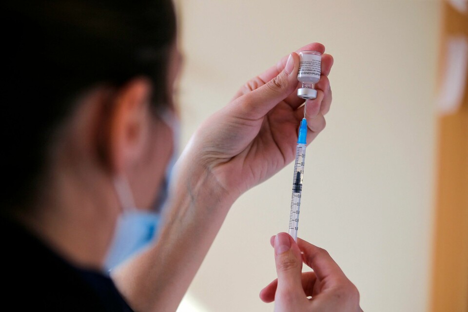 En dose Pfizer-BioNTech-vaksine gjøres klar. Pfizer
