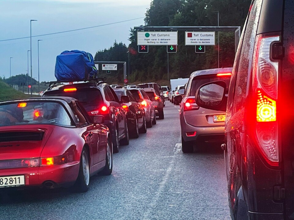 Mandag passerte nesten 11.500 kjøretøyer grenseovergangen ved Svinesund. Tirsdag formiddag er det rundt 25 minutter kø for å passere gjennom grensekontrollen på Svinesund. Det er mindre enn dagen før. Ved flyplassene opplever man foreløpig ingen veldig store køer av nordmenn som skal ut og fly. Foto: Jon Eeg / NTB
