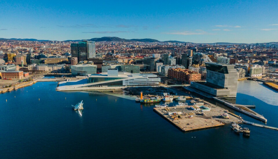 På Sukkerbiten som ligger utenfor Operastranda er det planlagt et kulturbygg for fotografi. Nå åpner Fotografihuset AS for å flytte til nabotomta. Sukkerbiten, som ligger foran til høyre, er en av de få tomtene igjen i Bjørvika som ikke har en avklart fremtid.