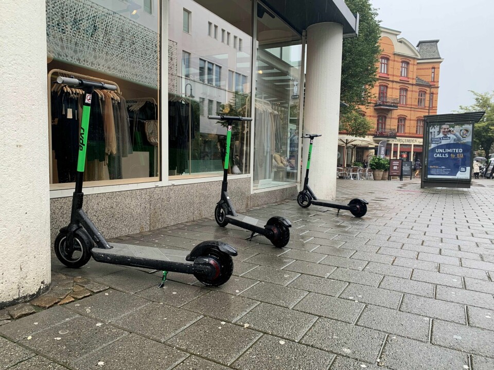 Ryde tar grep. Selskapet Ryde har fått mye medieoppmerksomhet etter at de i slutten av august satt ut sparkesykler i Stavanger, uten å inngå avtale med kommunen og uten at retningslinjer var på plass. Bildet er fra onsdag forrige uke. Da sto fortsatt sparkesykler utplassert i sentrum.