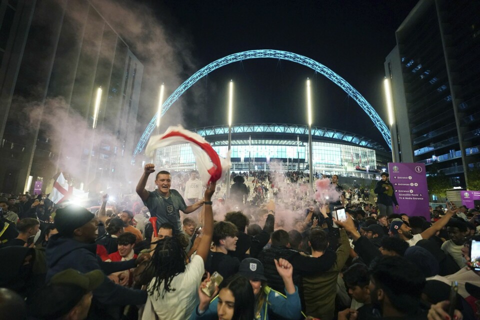 Engelske fans feirar utanfor Wembley etter at laget deira har kvalifisert seg for sin første EM-finale. Men bak folkefesten og fasaden opererer kyniske aktørar som utnyttar fotballen for si eiga vinnings skuld. .