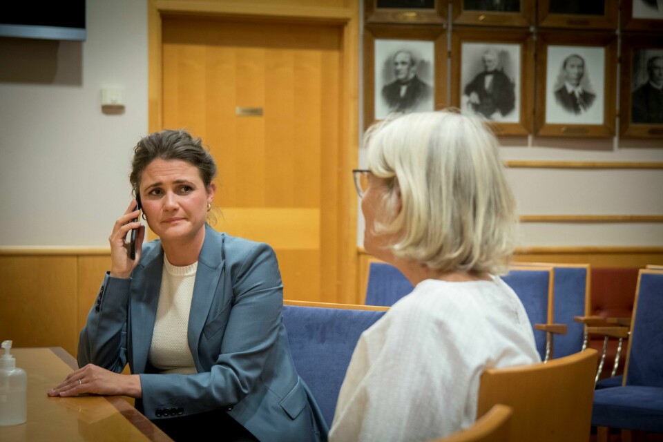 Stavanger-ordfører Kari Nessa Nordtun (Ap) etter en pressekonferanse i høst. Med ryggen til sitter smittevernoverlege i Stavanger kommune, Ruth Midtgarden. Stavanger-ordfører Kari Nessa Nordtun (Ap) etter en pressekonferanse i høst. Med ryggen til sitter smittevernoverlege i Stavanger kommune, Ruth Midtgarden.