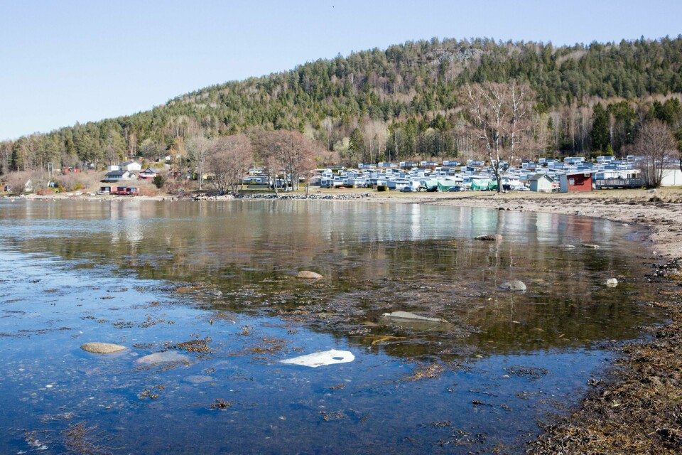 To personer ble hentet opp av vannet ved Nes Camping. Plast flyter i havet utenfor populære Nes Camping.