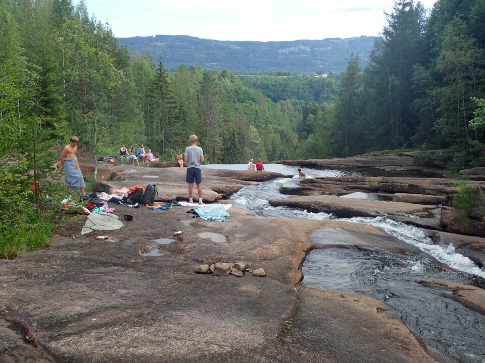 Fra svabergene mellom Ringhølen og Solbergfossen med Guransrud gård og Kraftkollen i bakgrunnen. Fra svabergene mellom Ringhølen og Solbergfossen med Guransrud gård og Kraftkollen i bakgrunnen.