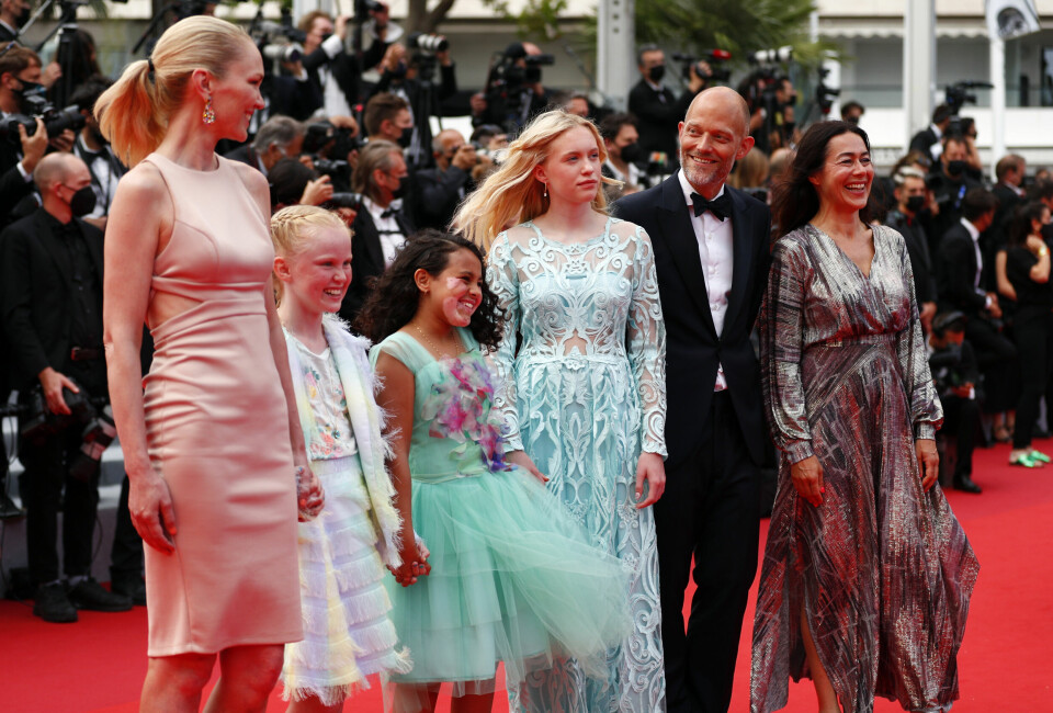 Varmt under premieren på «De uskyldige» i Cannes, her regissør og skuespiller i møte med fotografene. Fra venstre Ellen Dorrit Petersen, Rakel Lenora Flottum, Mina Yasmin Bremseth Asheim, Alva Brynsmo Ramstad, Eskil Vogt og produsent Maria Ekerhovd. Varmt under premieren på «De uskyldige» i Cannes, her regissør og skuespiller i møte med fotografene. Fra venstre Ellen Dorrit Petersen, Rakel Lenora Flottum, Mina Yasmin Bremseth Asheim, Alva Brynsmo Ramstad, Eskil Vogt og produsent Maria Ekerhovd.