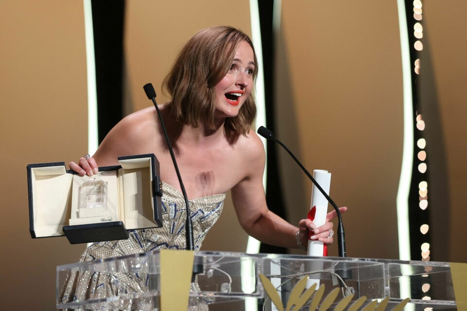 Renate Reinsve på scenen i Cannes når hun mottar prisen for beste skuespiller for rollen i «Verdens verste menneske». Det er en historisk norsk filmpris. Renate Reinsve på scenen i Cannes når hun mottar prisen for beste skuespiller for rollen i «Verdens verste menneske». Det er en historisk norsk filmpris.