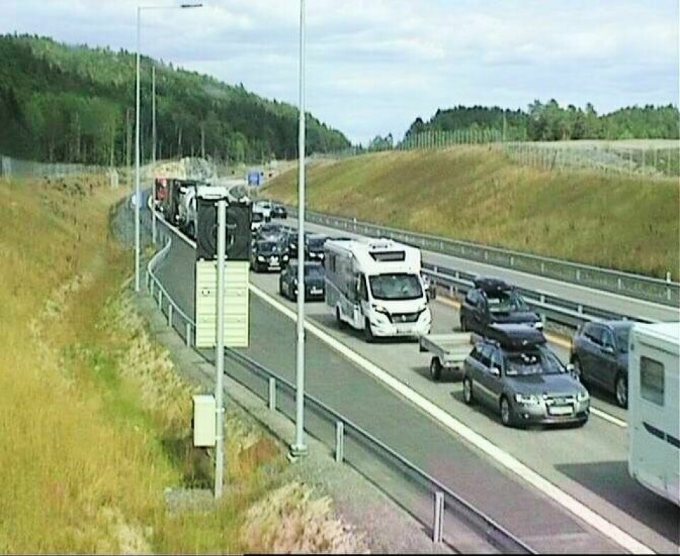 Det er lange køer ved Sprangfoss bru i Bamble. Det er lange køer ved Sprangfoss bru i Bamble. Foto: Statens vegvesen, webkamera / NTB