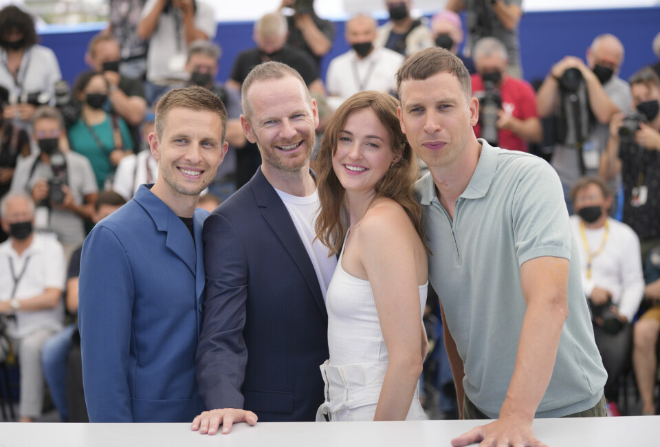 Anders Danielsen Lie, (fra venstre), Joachim Trier, Renate Reinsve og Herbert Nordrum poserer for fotografene etter premieren på «Verdens verste menneske» i Cannes. Anders Danielsen Lie, (fra venstre), Joachim Trier, Renate Reinsve og Herbert Nordrum poserer for fotografene etter premieren på «Verdens verste menneske» i Cannes.