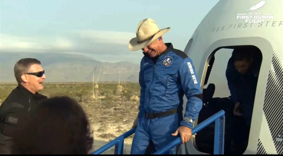Verdens rikeste mann, Jeff Bezos, forlater kapselen etter en trygg landing i Van Horn. Verdens rikeste mann Jeff Bezos forlater kapselen etter en trygg landing i Van Horn. Foto: Blue Origin via AP / NTB