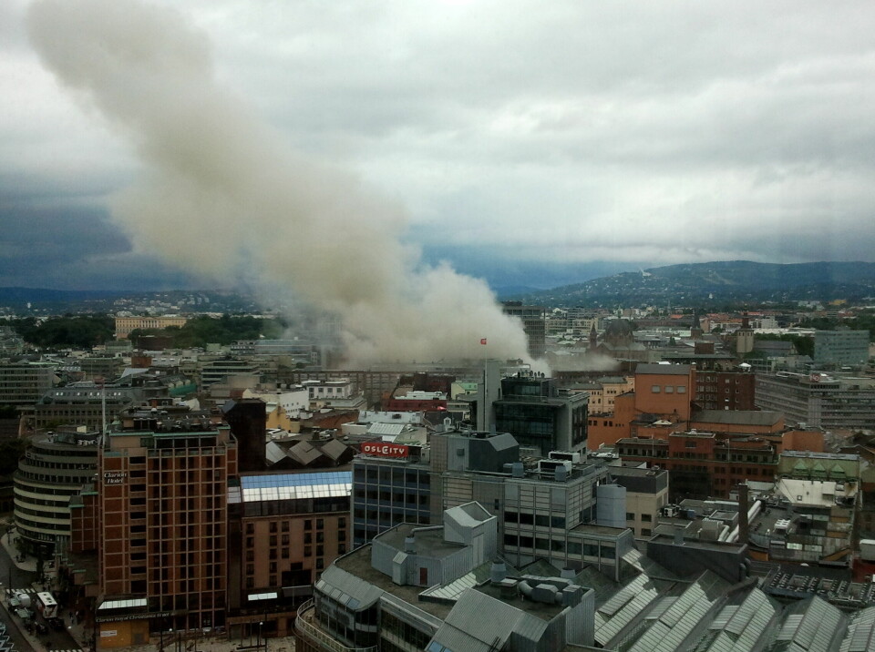 Røyk stiger opp fra Regjeringskvartalet kort tid etter bombeeksplosjonen, 22.juli 2011. Oslo 20110722. TERROR RAMMER NORGE.Oversiktsbilde over Oslo sentrum kort tid etter bombeeksplosjonen fredag.Foto: Jon Bredo Øveraas / Scanpix .