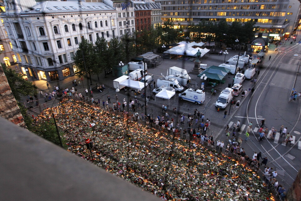 Blomsterhavet utenfor Domkirken etter terrorangrepene mot regjeringskvartalet og på Utøya. Bildet er tatt gjennom et gittervindu i klokketårnet. Oslo 20110727. TERROR RAMMER NORGEBlomsterhavet utenfor Domkirken etter terrorangrepene mot regjeringskvartalet og på Utøya vokser stadig. Bildet er tatt gjennom et gittervindu i klokketårnet.Foto: Erlend Aas / NTB