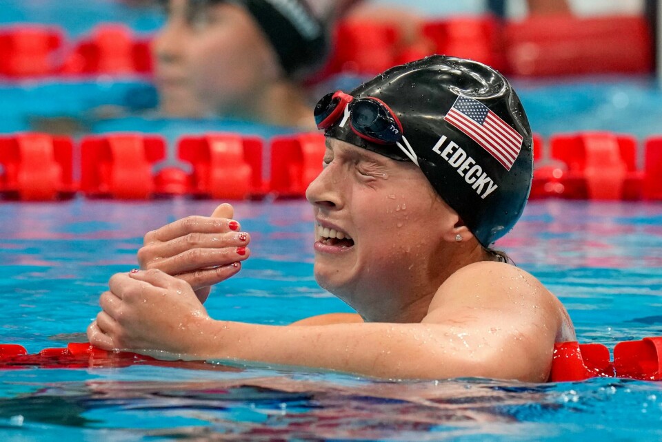 Etter å ha skuffet i sine to første finaler i Tokyo ble svømmestjernen Katie Ledecky overveldet av følelser da hun vant 1500 meter fri. Etter å ha skuffet i sine to første finaler i Tokyo ble svømmestjernen Katie Ledecky overveldet av følelser da hun vant 1500 meter fri. Foto: Petr David Josek, AP / NTB
