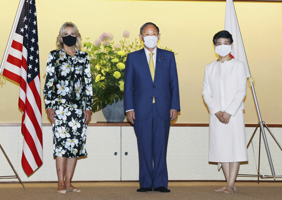 Førstedame i USA, Jill Biden, sammen med statsminister i Japan, Yoshihide Suga. Til høyre står hans kone, Mariko. Yoshihide Suga Jill Biden