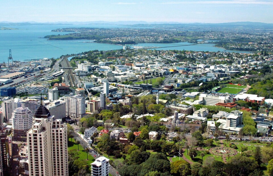 Evnen til å beskytte landegrenser, befolkningstetthet, evnen til å produsere mat for befolkningen sin, og å opprettholde er blant kriteriene som blir vektlagt i studien, der New Zealand kommer best ut. Her fra storbyen Auckland. (FILES) Photo taken July 1, 2003 shows the view east from Auckland city's 328 metre tall Sky Tower. Housing values in New Zealand are continuing to sink and new residential building work is declining at the fastest rate in eight years, new data showed March 9, 2009. AFP PHOTO/Dean TREML