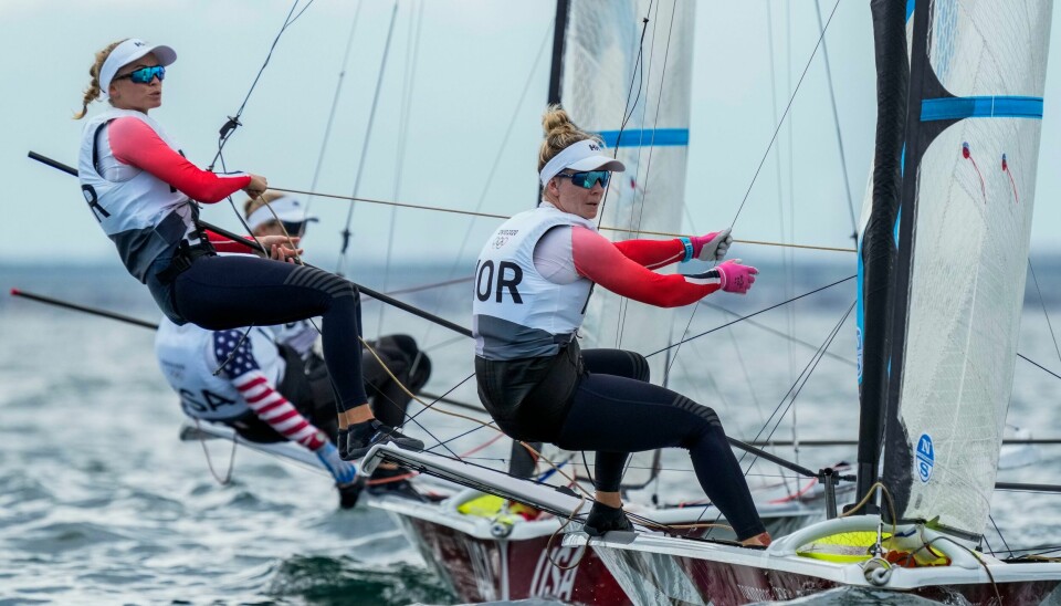 Helene Næss and Marie Rønningen i aksjon i 49er FX-klassen. Foto: Bernat Armangue / AP / NTB