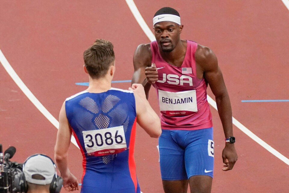 Rai Benjamin fikk OL-gull. Karsten Warholm og Rai Benjamin løp i samme heat på semifinalen i OL søndag. Tirsdag møtes de til duell om gullet. Foto: Lise Åserud / NTB