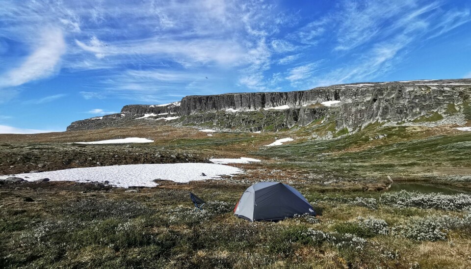 Det er greit å telte eller raste på ubestemt tid på høyfjellet eller i områder fjernt fra bebyggelse. lølk