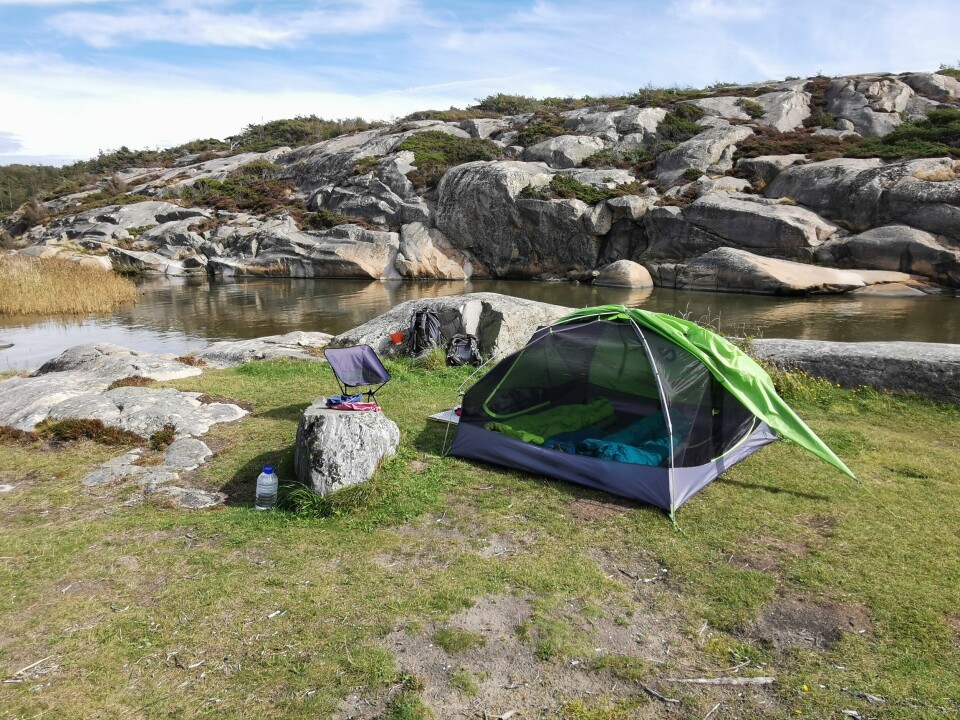 Det er generelt sett greit å telte eller raste så lenge man ønsker på høyfjellet, eller i områder fjernt fra bebyggelse. .