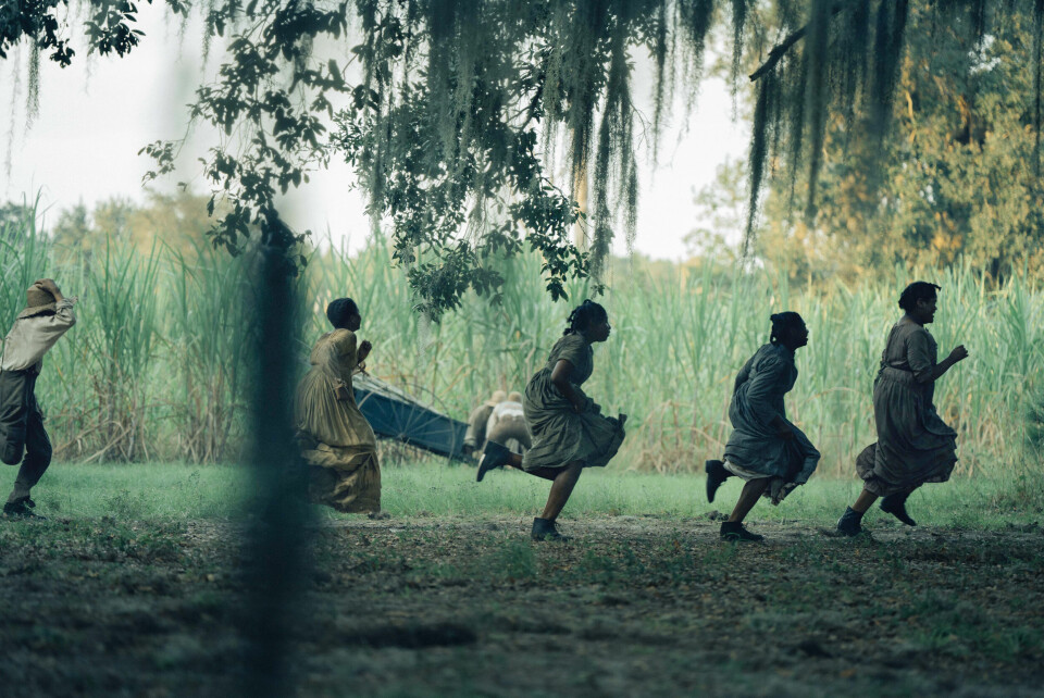 Den Emmy-nominerte dramaserien «The Underground Railroad» er basert på en roman som blant annet har fått Pulitzer-prisen i USA. Serien handler om slaver som flykter til en tilsynelatende sikrere tilværelse fra sør til nord i USA. Serien er å se på Amazon Prime Video, hvor flere dramaserier basert på populære romaner kommer i høst. Den Emmy-nominerte dramaserien «The Underground Railroad» er basert på en roman som blant annet har fått Pulitzer-prisen i USA. Serien handler om slaver som flykter til en tilsynelatende sikrere tilværelse fra sør til nord i USA. Serien er å se på Amazon Prime Video, hvor flere dramaserier basert på populære romaner kommer i høst.