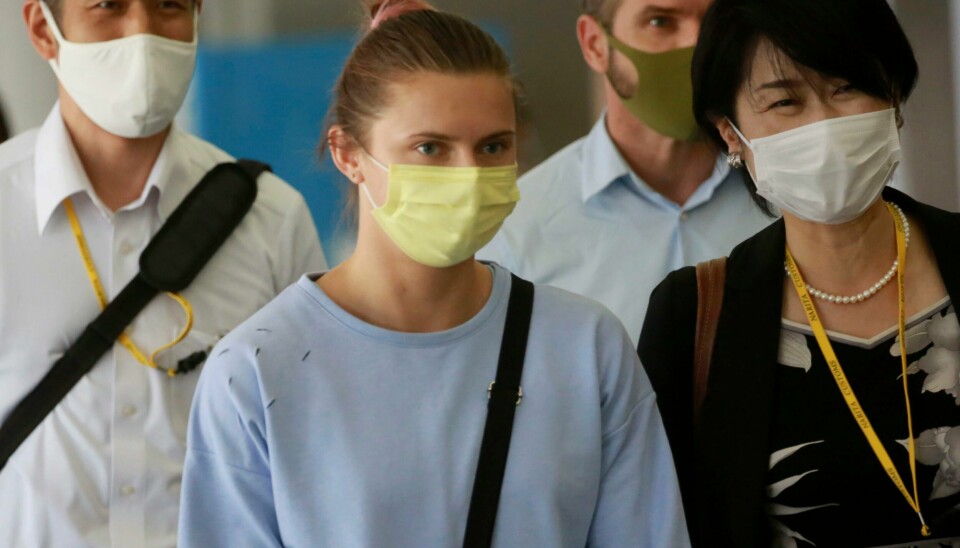 Krystsina Tsimanouskaja kom til Polen der hun har fått politisk asyl. Krystsina Tsimanouskaja på flyplassen Narita i Tokyo. Hun dro med fly derfra på vei til Wien. Hun har fått innvilget politisk asyl i Polen. Foto: Koji Sasahara / AP / NTB