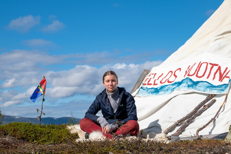 Ella Marie Hætta Isaksen fotografert i protestleiren mot utbyggingen av Repparfjorden nå i august. - Å være politisk og ung artist har vist seg å fungere bra. Både som same og kvinne er det viktig at jeg tar stemmen min i bruk, og bruker den når det passer meg, sa hun til NTB i januar. Foto: Thor Due / Mer Film NTB kultur Ella Marie Hætta Isaksen fotografert i protestleiren mot utbyggingen av Repparfjorden nå i august. – Å være politisk og ung artist har vist seg å fungere bra. Både som same og kvinne er det viktig at jeg tar stemmen min i bruk, og bruker den når det passer meg, sa hun til NTB i januar. Foto: Thor Due / Mer Film