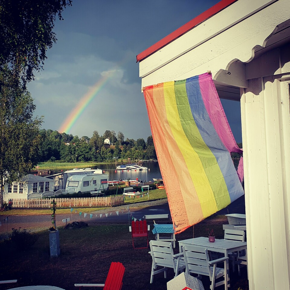 Nössemarks café i sommer. Litt regn og mye sol, men mest idyll. Selv himmelen bidro med flagging! Regnbueflagg og regnbue
