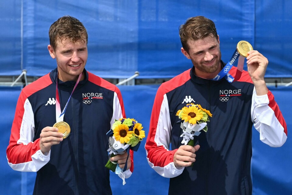 De norske sandvolleygutta Christian Sørum og Anders Mol med beviset på at de er Norges første olympiske mestere noensinne i sandvolleyball. De norske sandvolleygutta Christian Sørum og Anders Mol med beviset på at de er Norges første olympiske mestere noensinne i sandvolleyball.