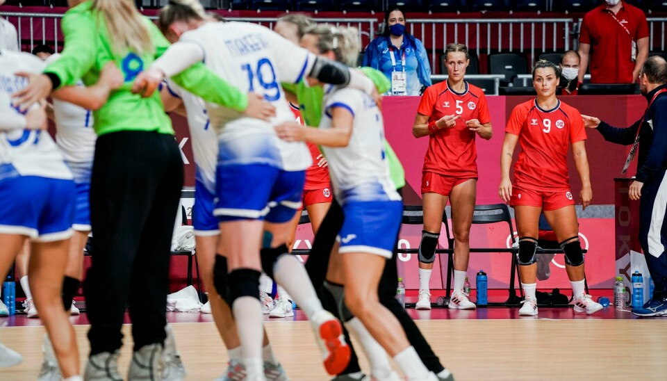 Norges Marit Malm Frafjord og Nora Mørk fortviler etter semifinalen i OL i Tokyo 2020 håndball for kvinner mellom Norge og Russland i Yoyogi National Stadium. Norges Marit Malm Frafjord og Nora Mørk fortviler etter semifinalen i OL i Tokyo 2020 håndball for kvinner mellom Norge og Russland i Yoyogi National Stadium.