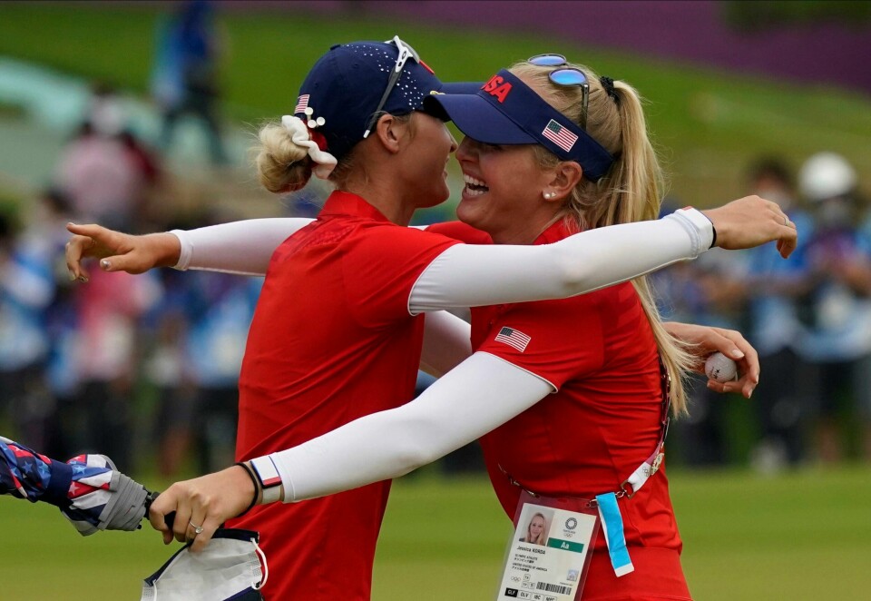 Nelly Korda (til v.) gratuleres av søsteren Jessica etter å ha sikret OL-tittelen i golf. Jessica endte på 15.-plass. Nelly Korda (til v.) gratuleres av søsteren Jessica etter å ha sikret OL-tittelen i golf. Jessica endte på 15.-plass. Foto: Matt York, AP / NTB