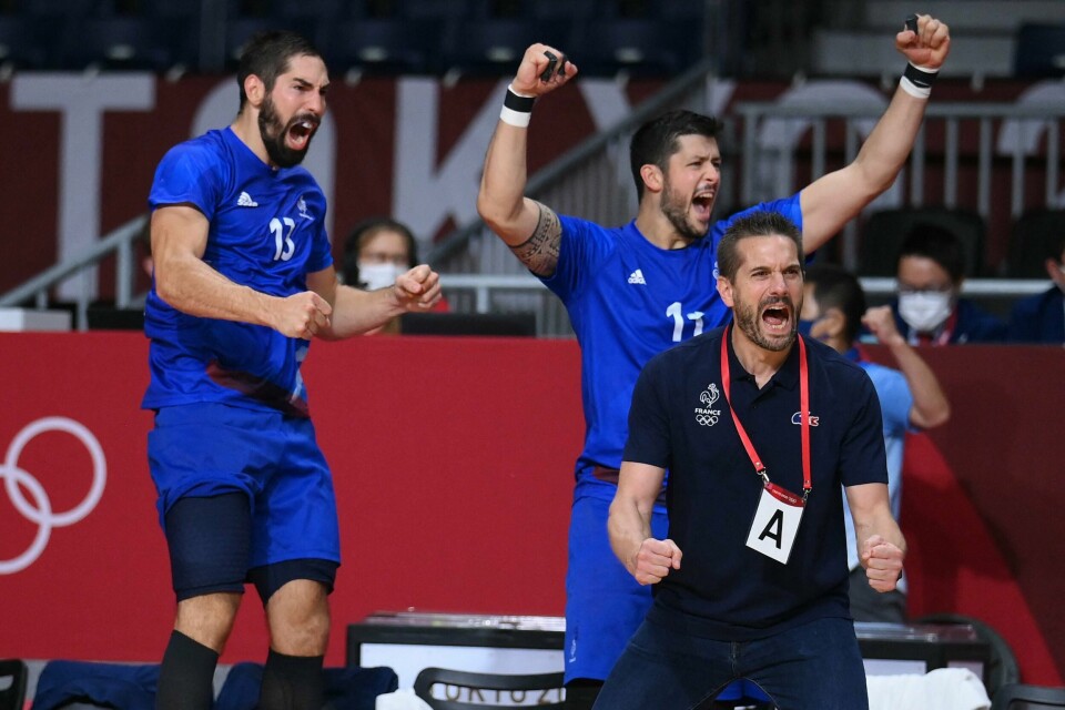 Nikola Karabatic jubler over OL-gull, sammen med lagkamerat Nicolas Tournat og trener Guillaume Gille. Nikola Karabatic jubler over OL-gull, sammen med lagkamerat Nicolas Tournat og trener Guillaume Gille.