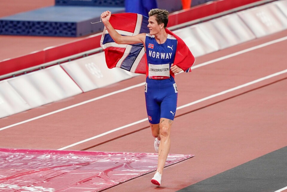 Jakob Ingebrigtsen tar en seiersrunde etter 1500-meterfinalen i Tokyo. Jakob Ingebrigtsen tar en seiersrunde etter 1500-meterfinalen i Tokyo. Foto: Lise Åserud / NTB
