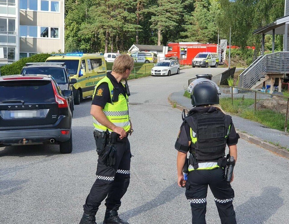 Bevæpnet poiti utenfor en blokk i Halden. Det ble meldt om brann i blokka, og vitner har meldt at de har hørt en eksplosjon i forkant av en brannen. En mann er pågrepet og bombegruppa er på vei. Halden 20210809. Bevæpnet poiti utenfor en blokk i Halden. Det ble meldt om brann i blokka, og vitner har meldt at de har hørt en eksplosjon i forkant av en brannen. En mann er pågrepet og bombegruppa er på vei.Foto: Gunnar Paulsen / Halden Arbeiderbald / NTB