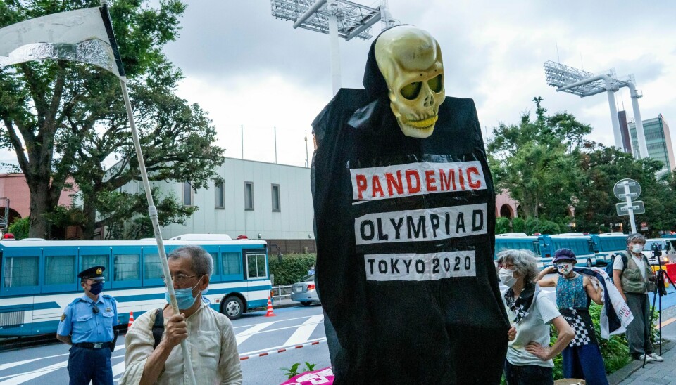 Et fåtall demonstranter viste seg utenfor friidrettsstadion i Tokyo ved flere anledninger under OL. Tirsdag starter Paralympics.Foto: Heiko Junge / NTB Et fåtall demonstranter viste seg utenfor friidrettsstadion i Tokyo ved flere anledninger under OL. Tirsdag starter Paralympics.Foto: Heiko Junge / NTB