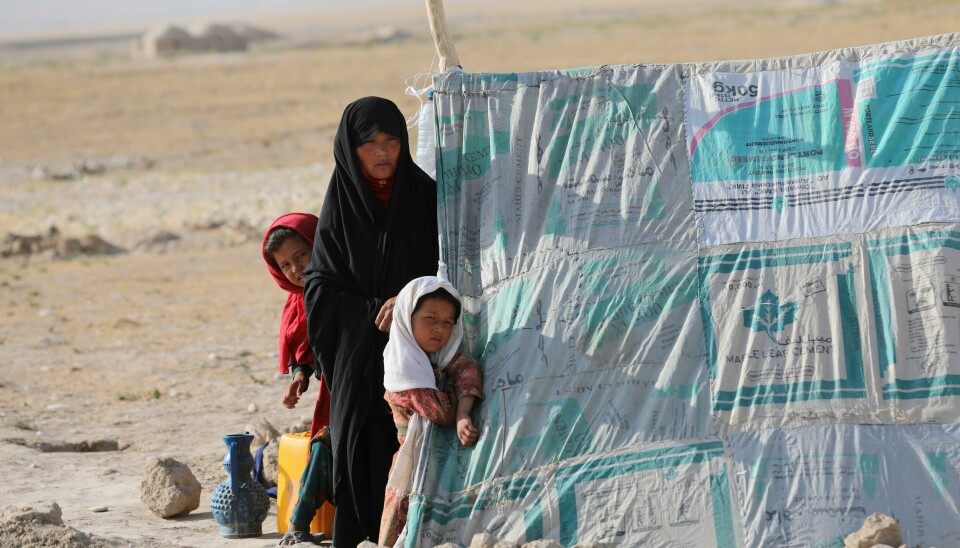 En kvinne og hennes to døtre står foran et telt i en leir for internt fordrevne i Afghanistan. Foto: Rahmat Gul / AP / NTB En kvinne og hennes to døtre står foran et telt i en leir for internt fordrevne i Afghanistan. Foto: Rahmat Gul / AP / NTB