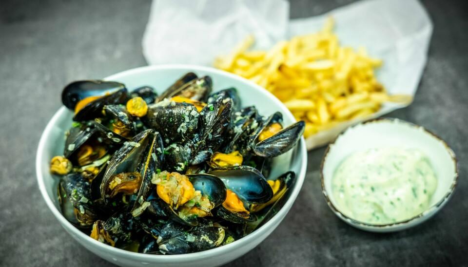 Med et par snarveier har du moules frites raskt på bordet. Matspaltist Tom Victor Gausdal er en prisbelønt kokk, har gitt ut en rekke bestselgende kokebøker og vært programleder i flere TV-programmer. Han er medeier i Lava Oslo, som driver 14 spisesteder. KJAPP DELIKATESSE: Med et par snarveier har du moules frites raskt på bordet. Foto: Ole Berg-Rusten / NTB