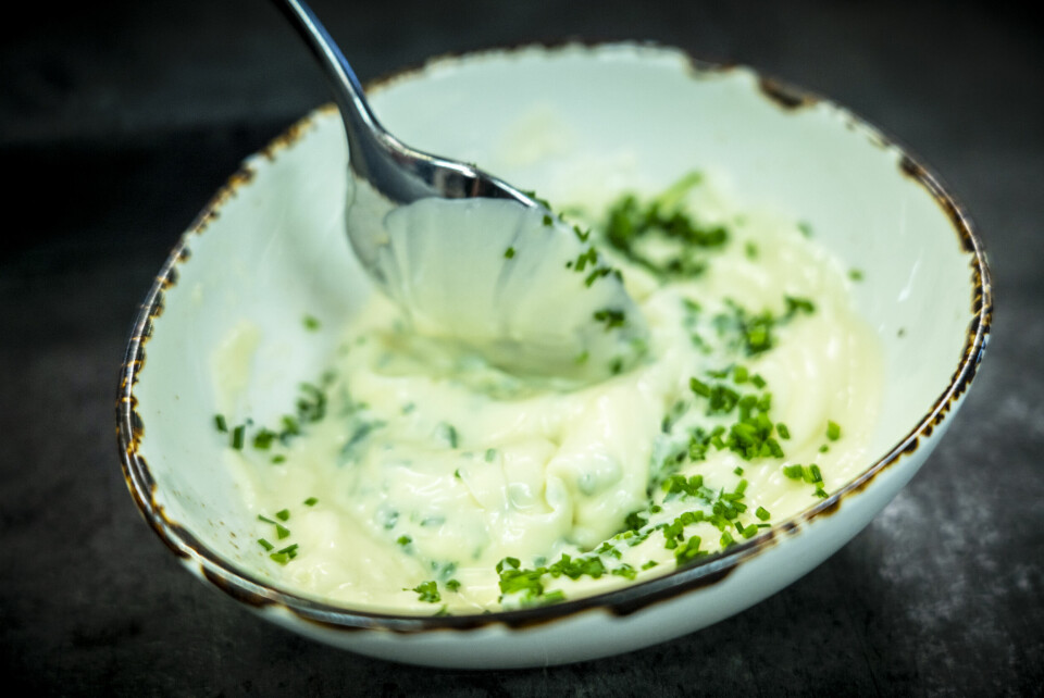 Lag aioli ved å blande god majones fra glass, hvitløk og urter. Lag aioli ved å blande god majones fra glass, hvitløk og urter.