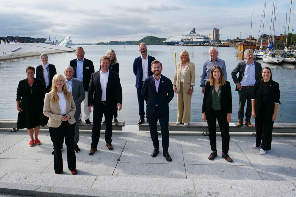 Slik så Oslofjordrådet ut ved sitt konstituerende møte. Klima- og miljøminister Sveinung Rotevatn (V) i midten. Slik så Oslofjordrådet ut ved sitt konstituerende møte. Klima- og miljøminister Sveinung Rotevatn (V) i midten.