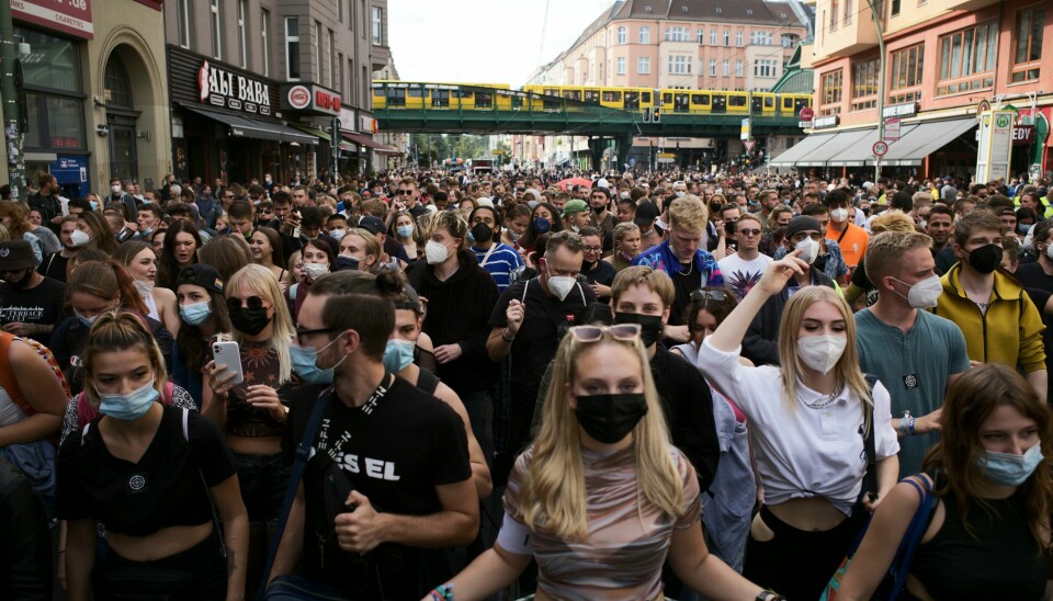 Det har vært omfattende demonstrasjoner mot de strenge koronareglene i Berlin. Det har vært omfattende demonstrasjoner mot de strenge koronareglene i Berlin. Foto: Markus Schreiber / AP / NTB